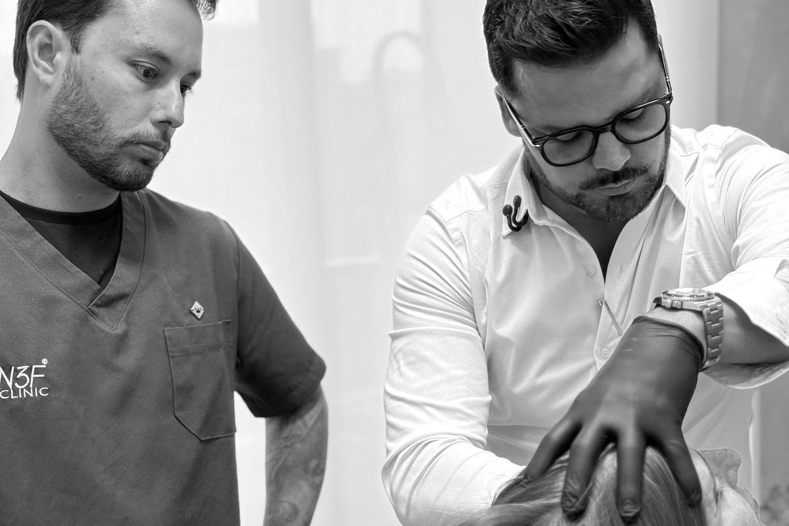 Dr. Fred Fortes e Dr. Eduardo Denis avaliando uma paciente na Clínica N3F